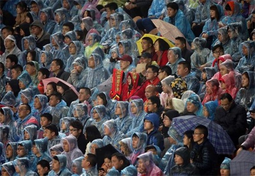 3月12日，广州恒大队球迷冒雨观战。当日，在2016赛季中国足球超级联赛第二轮比赛中，广州恒大队主场以3比0战胜长春亚泰队。 新华社记者刘大伟摄.jpg